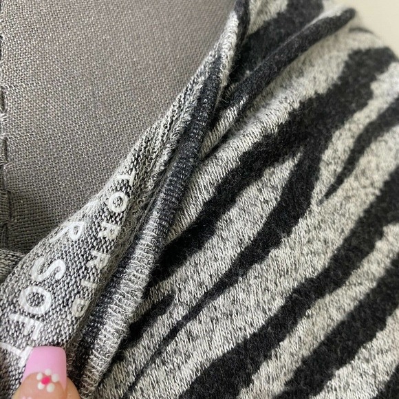 Torrid Super Soft Plush Zebra Drop Shoulder Top Size 2XL - Picture 8 of 8